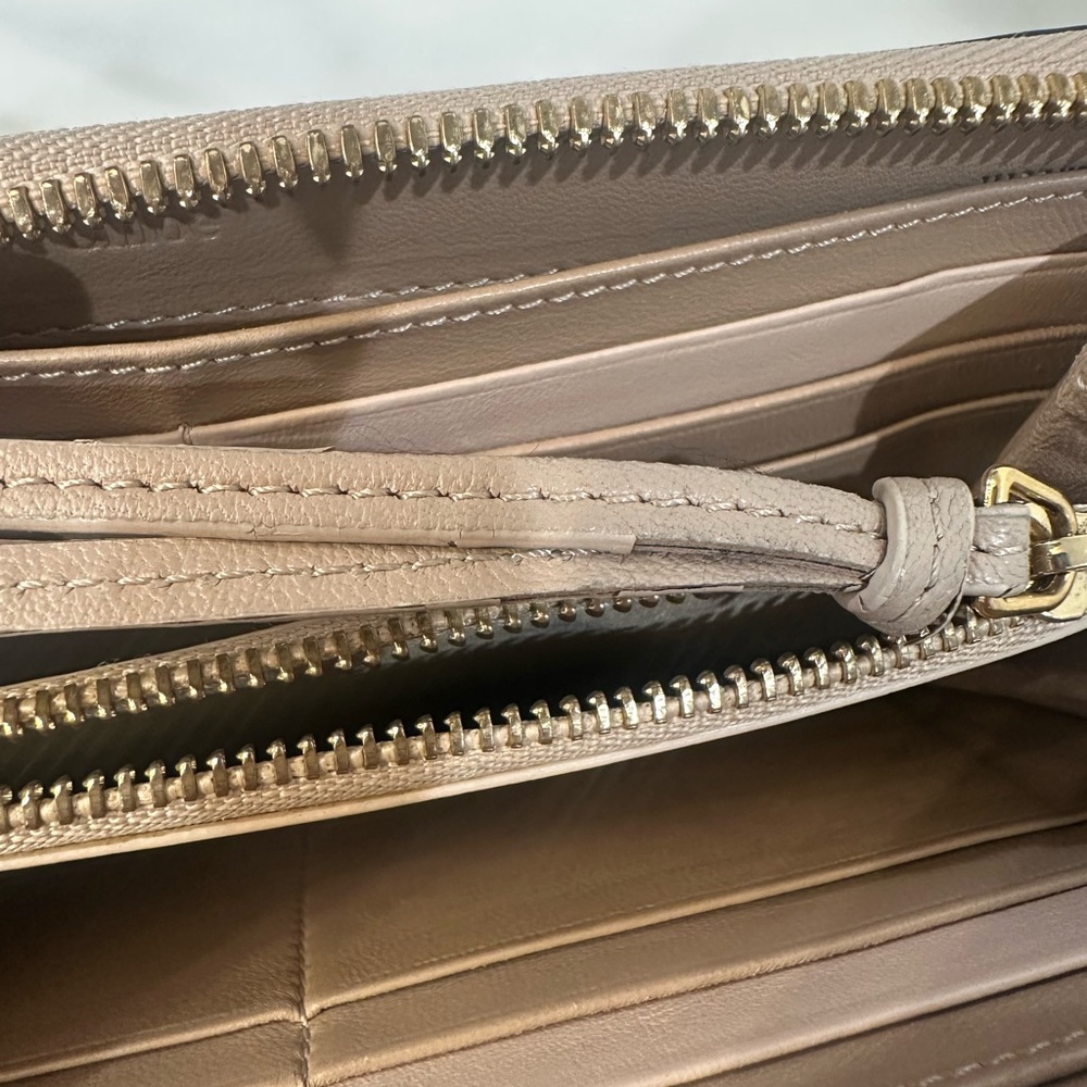 Chloe Leather Zippy Wallet - Picture 6 of 9